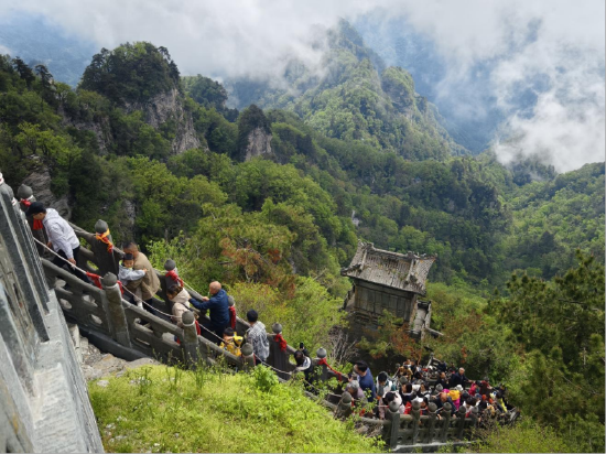 金顶景区游客络绎不绝 &nbsp;徐刚 摄