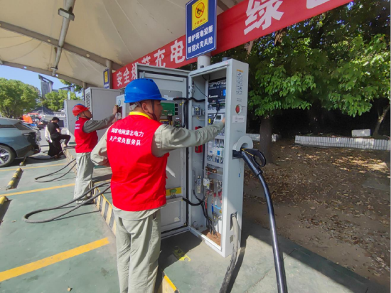 武当山供电所护航绿色出行 &nbsp;汪伟 &nbsp;摄