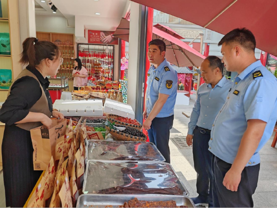 市场监管局执法人员深入银街商铺开展食品安全检查 &nbsp;任国斌 摄
