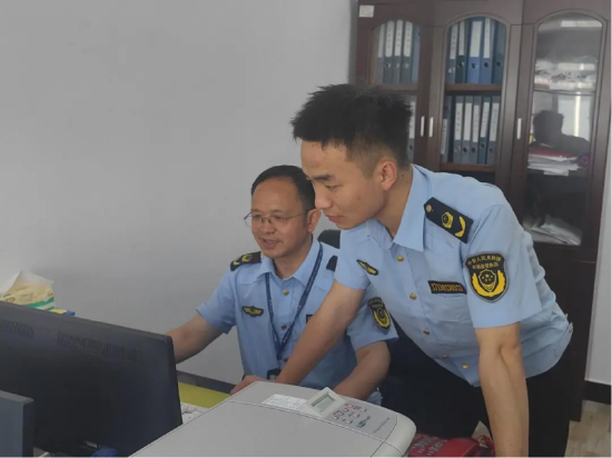 周大虎(左)李朱迪(右)