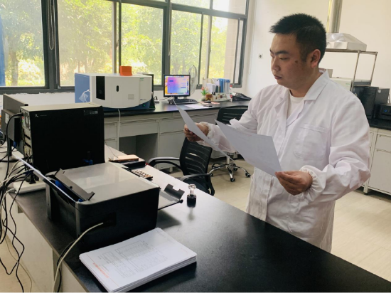 华甜生物实验室工作人员正在做数据核对