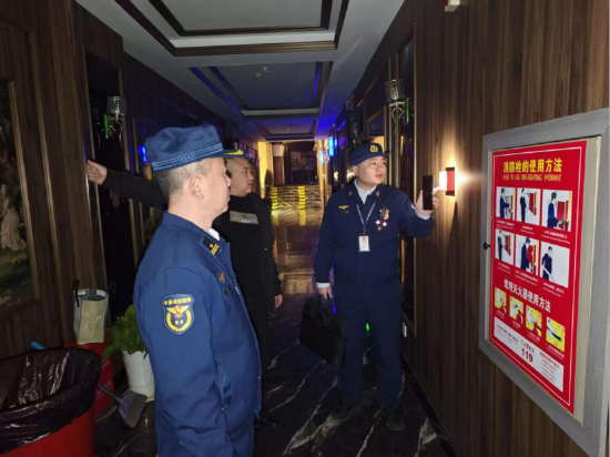 随州市消防监督员正在一KTV开展节前隐患巡查 郭庆庆/摄