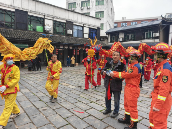 鄂州市消防宣传员在龙灯巡游活动现场开展消防安全知识宣传 刘彬彬/摄