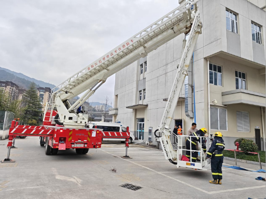 宜昌市兴山县消防救援局在县人民医院开展高层建筑火灾应急处置实战演练 &nbsp;高鹏儀鋆/摄