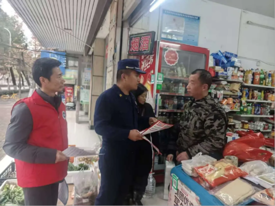 消防志愿者王勇联合雷山小型消防站人员开展沿街商铺宣传活动