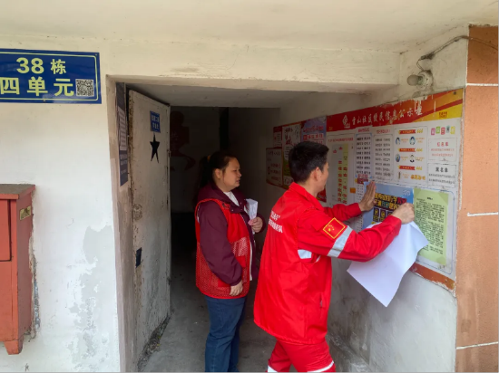 王勇深入居民小区张贴消防宣传海报