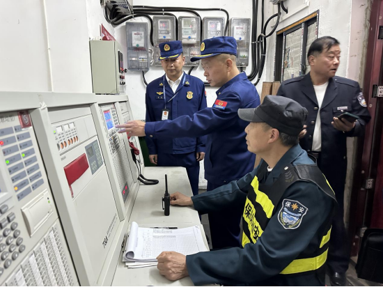 4月27日，随州市消防救援局深入居民住宅小区开展消防安全夜巡行动。 李伟男/摄