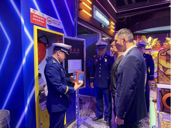 4月28日，黄石市西塞山区消防救援局走进商业综合体开展节前消防安全专项检查。殷敏/摄