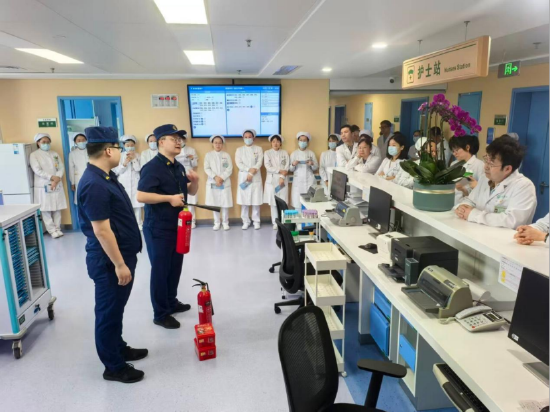 5月11日，消防员走进华中科技大学同济医学院附属同济医院，为医护人员及后勤工作人员开展防灾减灾日消防安全专题培训。&nbsp;&nbsp;汉消宣/摄