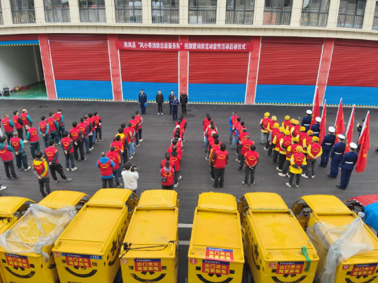 恩施州来凤县“凤小哥”志愿服务队授旗暨消防流动宣传活动启动仪式现场 张慧/摄