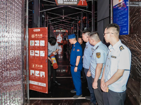 随州市多部门联合夜查娱乐场所 现场考核员工灭火器实操。李林/摄