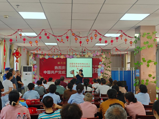咸宁市消防救援局联合市民政局组织开展全市养老机构从业人员消防安全实操实训第三期 &nbsp;&nbsp;&nbsp;徐聪/摄