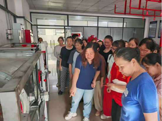 黄石市养老机构从业人员在竭诚（黄石市）消防科技有限公司开展实景实操培训。陈佳源/摄