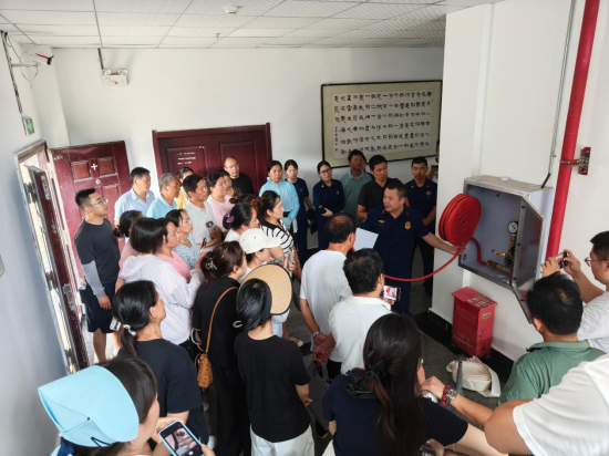 孝感市消防救援支队走进辖区养老福利机构对从业人员开展消防基本技能实操实训。 &nbsp;何璋丽/摄