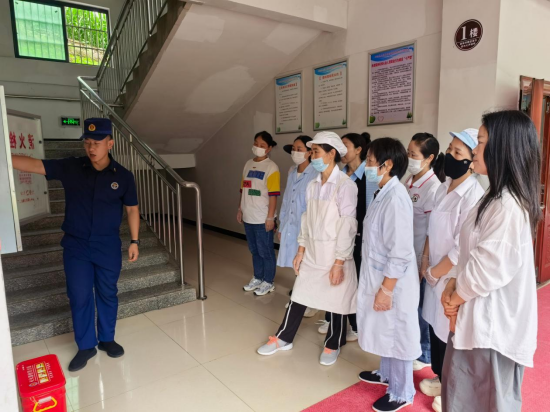 十堰市消防救援局联合民政部门深入辖区养老福利机构针对从业人员开展消防基本技能实操实训 &nbsp;王野/摄
