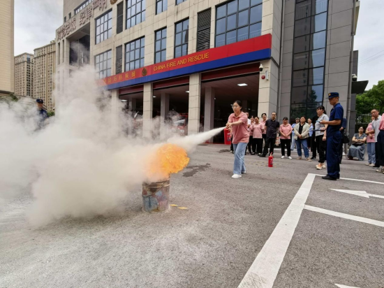在宜昌市城东大道消防救援站，参训人员现场体验灭火器灭火。 文家红/摄