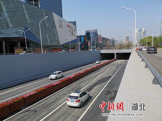 光谷珞喻路通道 肖帆 摄