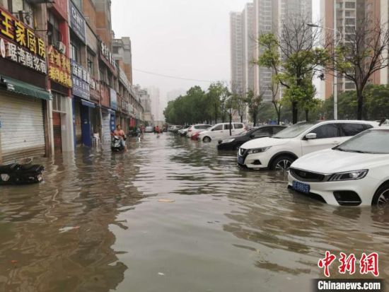 图为今年入梅以来襄阳遭遇强暴雨　胡传林　摄