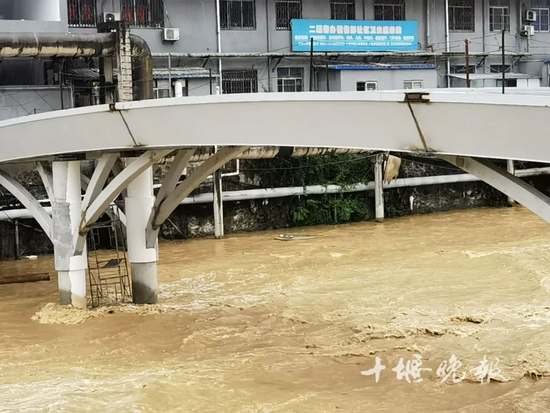 十堰城区百二河水位上涨。网友提供