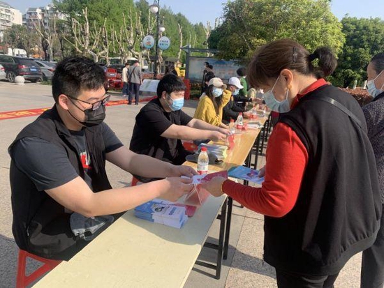 向居民发放健康教育折页,普及疾病防控科普知识。武昌区爱卫办供图