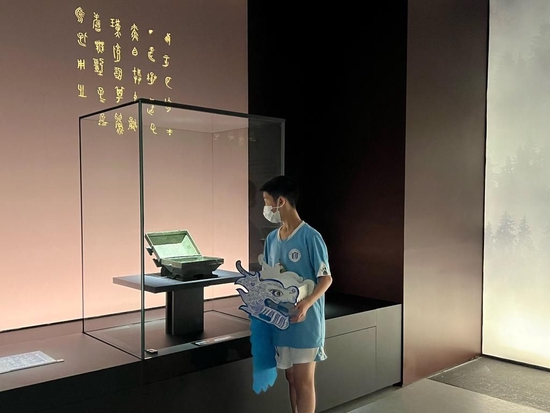 端午節(jié)當(dāng)天，觀眾在湖北省博物館參觀楚屈子赤目簠。新華社記者喻珮 攝