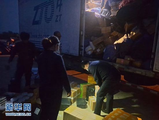 鄂南口子大队自2003年组建至今,查获案件累计超千起。图为5月12日深夜,口子大队队员在武深高速赤壁路段检查物流快递车辆,现场查获卷烟条530条。新华网发