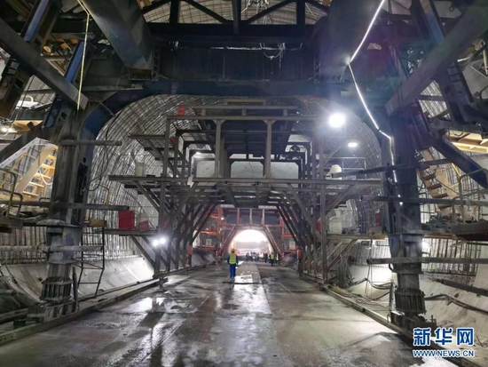 西十高铁湖北境内首座隧道顺利贯通。（中国铁路武汉局集团有限公司供图）