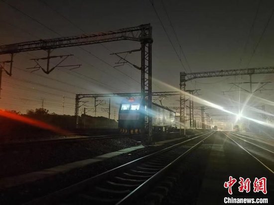 22日凌晨武鐵開行今年第800列中歐班列。邢晨 攝