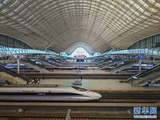 图为武汉火车站动车紧张有序开行 新华网发 覃凯摄
