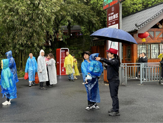 景区“小红帽”为游客提供咨询服务 &nbsp;汪伟 &nbsp;摄