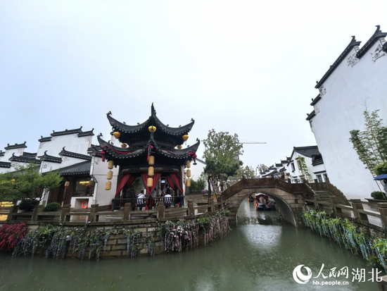 雨中漫步湖北云梦祥云湾,古色古香的老街风韵独特。人民网记者 周雯摄