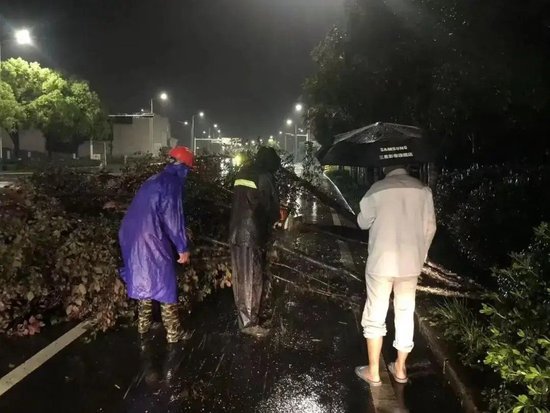 市城管执法委闻“汛”而动，开展防汛排涝及安全隐患排查处置工作 。（图源：孝感城管）