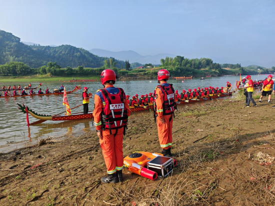 咸宁消防在2026通山民间端午龙舟赛现场布设执勤力量，实时巡查现场安全状况 &nbsp;陈菊/摄