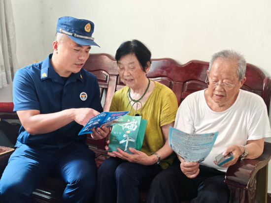 鄂州市消防宣传员正在为居民讲解消防知识 张万恬梓/摄