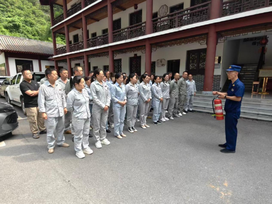 襄阳市保康县尧治河水电公司，消防员向员工讲解灭火器的使用方法。 陈禹/摄