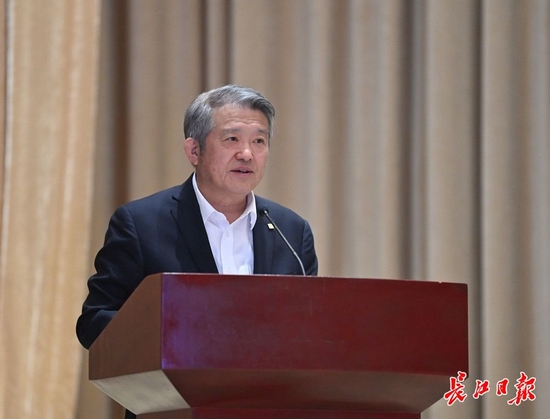 泰康保险集团董事长兼首席执行官陈东升作主题发言。记者郭良朔 周迪 摄