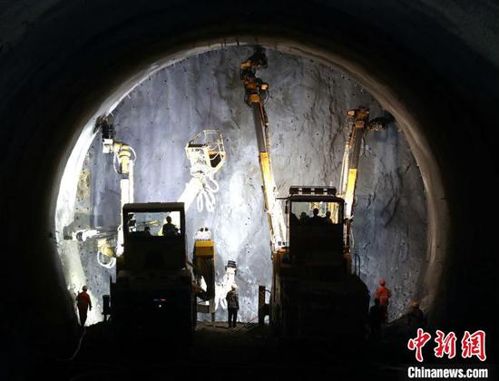 12日，全长5506米的郑（州）万（州）高铁高家坪隧道正式贯通 金大成 摄