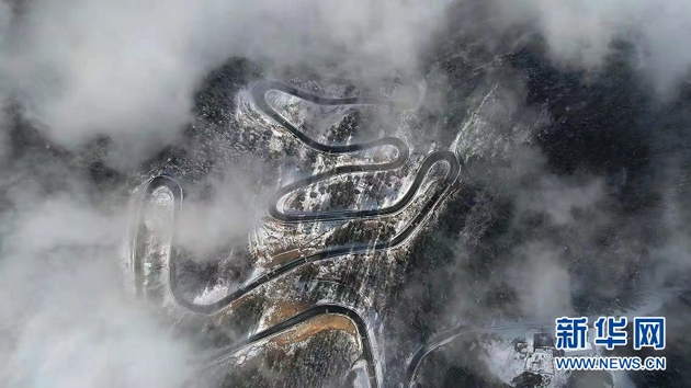 图为一场降雪过后，湖北省建始县的公路被装扮一新。