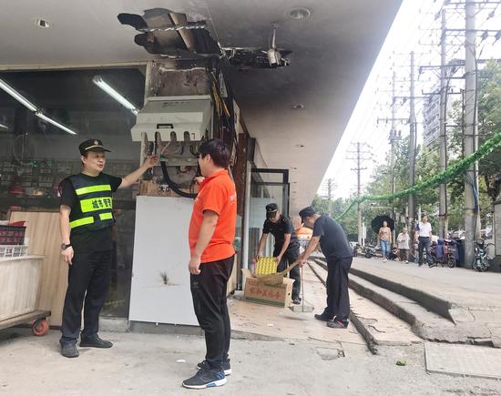 杨忠权于次日在修缮好的高压开关前，给店员讲解用电防火安全知识