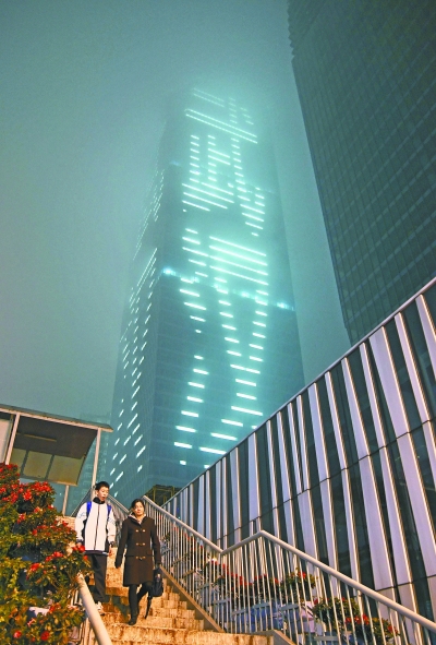 2日晚间，大雾笼罩武汉城区，楼宇上的灯绘若隐若现 记者詹松 摄