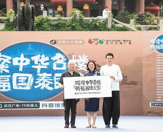 图为汉字造梦青年雕塑家刘力恒向中国文物学会历史文化名楼保护专业委员会与中广联合会交通宣传委员会赠送活动主题艺术字牌匾