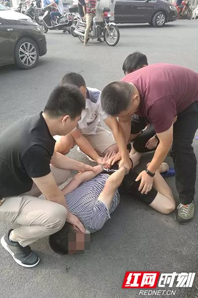 民警抓捕现场。 红网 图