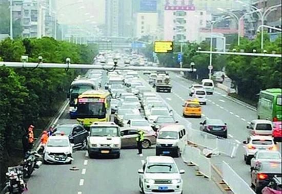 武汉男子因疲劳驾驶 撞到对向车道引发四车相