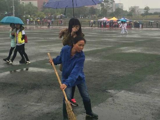 女生雨中为保洁员撑伞半小时 同学称其为最美