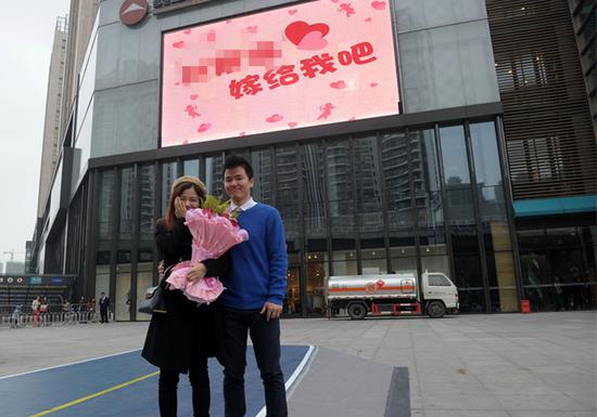 武汉土豪男商场门口导演直升机求婚 女友欣然