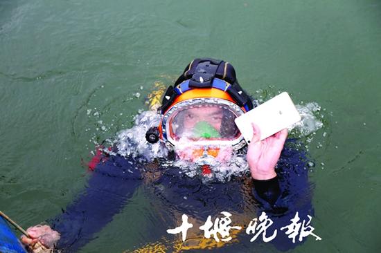 十堰男子手机掉江中请潜水员打捞 因舍不得女儿照片
