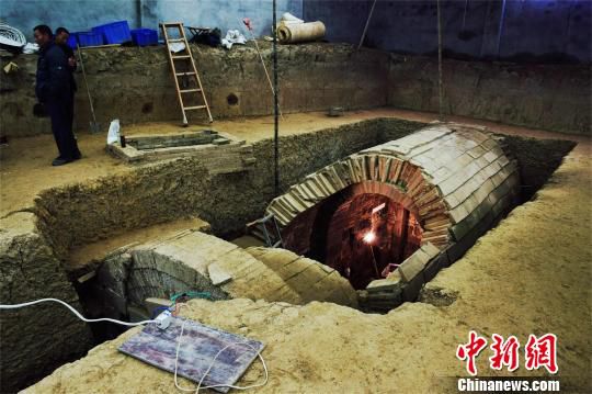 　正在挖掘中的15號墓，是27座墓中最大，也是唯一一個用畫像磚壘砌的墓室 馬芙蓉 攝15號墓中出土的畫像磚殘片 馬芙蓉 攝