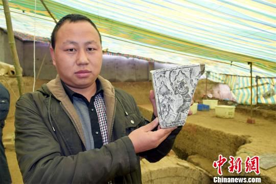 15號墓中出土的畫像磚殘片　馬芙蓉　攝