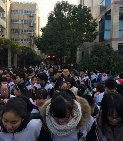 武汉49中发生火灾 一千多学生安全撤离