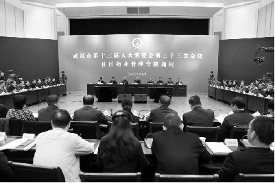 昨日，社區(qū)物業(yè)管理專題詢問現(xiàn)場(chǎng)。 通訊員 祖宣 攝